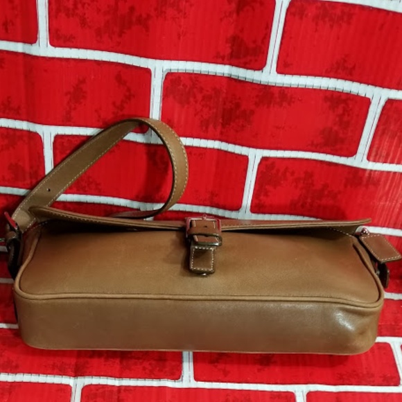 COACH- CAMEL LEATHER BAGUETTE - Picture 3 of 8